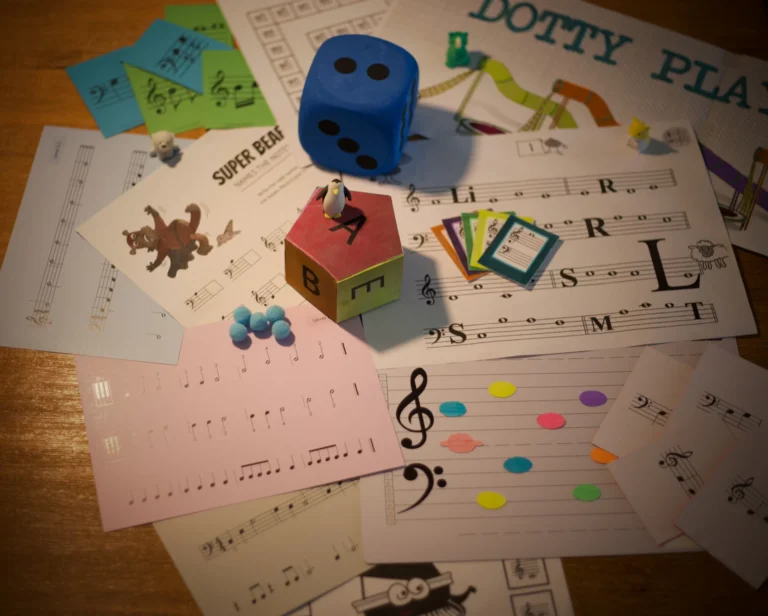 Klavierunterricht für Kinder mit verschiedenen Musikspielen.