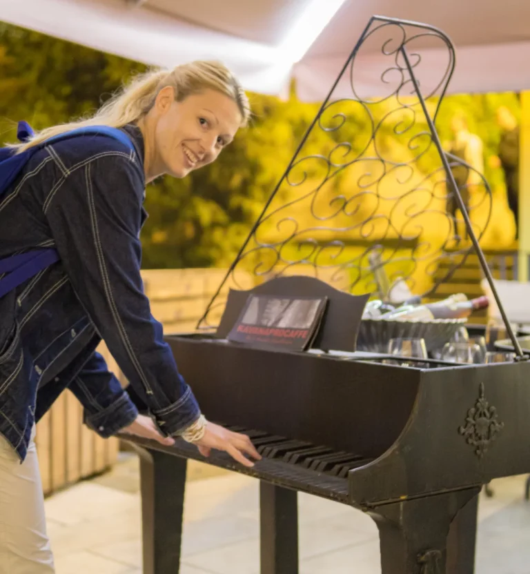 Ich bin Allexandra, Klavierlehrerin!